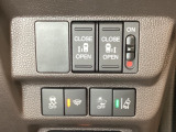 両側電動スライドドアは運転席から操作ができるよう、操作スイッチが付いています。Hondaセンシング用のVSA(ABS+TCS+横滑り抑制)解除と路外逸脱抑制機能などのオンオフスイッチも装備しています。