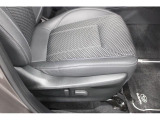 運転席パワーシート。シートリフター、前チルト、前後スライド、リクライニング、ランバーサポートの調整を電動化。最適なポジションを提供します。