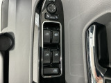 狭い駐車場で便利な電動格納ドアミラーが付いています。