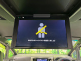 【13.3型フリップダウンモニター】大画面モニターで後席でもエンタメをお楽しみいただけます。小さなお子様にも大人気の装備です♪