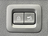 【パワーバックドア】スマートキーや運転席のボタンを押すだけでリアゲートが自動で開閉します!荷物を持っている時や、高い位置にあるバックドアを閉める際に便利な機能です♪