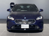 BMWらしいワイドなキドニーグリルとシャープなLEDヘッドライトが、スポーティで洗練されたフロントフェイスを演出します。