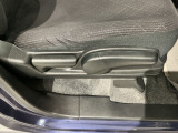 シートハイトアジャスターが付いているので運転姿勢を調整するのに便利ですね。身長に合ったシートポジションは安全運転や疲労軽減にもつながります。