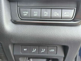 【2Wayドライビングポジションメモリー機能】お二人のシートパターンを記憶することができますので、運転時はボタン一つでシート調節できますね。