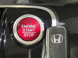 【Hondaスマートキー】カバンやポケットに入れたままでもドアの施錠・解錠が可能なスマートキーを装備。エンジンのオン・オフ時もカギを取り出す必要が無いからとっても便利です♪