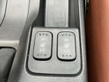 運転席と助手席はシートヒーター装備!エアコンに比べて暖まるスピードが速いので冬でも快適に過ごせます。冷え症で悩まれている方にも◎また、エアコンに比べて車内の空気が乾燥しにくいのも、嬉しいポイントです!