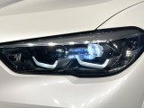 ●LEDヘッドライト:夜間走行時も良好な視界を確保し安心して運転できる高輝度LEDヘッドライトを装備!点灯速度が早く、消費電力も抑えられています。