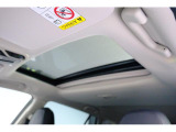 サンルーフを装備。室内に明るい日差しを・・、車内に新鮮な空気を・・、静かな場所で綺麗な夜空を眺め・・、と色々使えるサンルーフ、移動の手段だけで車を選ぶのも有りですが、ちょっとした贅沢もありです。