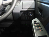 スマートキーを携帯していればキーを取り出さずにドアを施錠&解錠。クルマの始動も可能です。