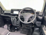 運転席まわりです。 各操作スイッチは使いやすい位置に配置されてます。