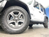 ●純正17インチアルミホイール:輸入車ならではの卓越した走りを支えるホイールと足回りです!日本車の走りに慣れている方にもぜひ体感して頂きたいほど、高いレベルでまとまっています!
