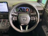 インテリアに合わせたデザインのステアリングは、運転される方のことも考え、運転しやすい形状、大きさです。是非一度、実際に触ってお確かめください。