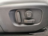 【運転席12ウェイ&助手席10ウェイ電動フロントシート】シート位置の調整、リクライニング、ランバーサポートで最適なポジションをとる事ができます。ストレスのないドライブが楽しめます。