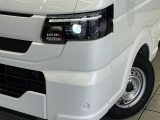 【LEDヘッドライト】悪天候や夜間走行時も良好な視界を確保し安心して運転できる高輝度LEDヘッドライトを装備!点灯速度が早く、消費電力も抑えられています。