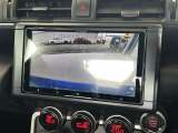 車庫入れもお任せのバックカメラが付いて、後方確認もラクラク♪安全に車庫入れも可能です。便利な機能ですが、バックカメラを過信せず、目視もお忘れなく。