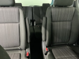 車外に出なくても運転席から3列目シートまで移動が可能です。子育てや荷物が多いときなど利便性が高いです
