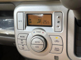 【オートエアコン】一度お好みの温度に設定すれば、車内の温度を検知し風量や温度を自動で調整。暑い&hellip;寒い&hellip;と何度もスイッチ操作をする必要はありません。快適な車内空間には必須の機能ですね♪