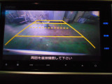 バックカメラの画像です。ガイドラインがスムースな車庫入れをサポートいたします。車庫入れの安心感がアップしますね。