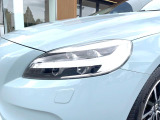 【LEDヘッドライト】ハイビームを先行車や対向車にあてず、その両サイドではハイビーム照射を維持。見える範囲が段違いに広くなりました。北欧神話に登場するトールハンマーをモチーフにデザイン。