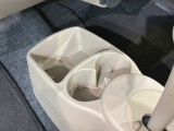 運転席、助手席間には小物入れとカップホルダーがあります。
