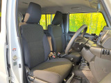 運転席シート廻りは使用感も少なく、良好な状態となっています。前オーナー様が丁寧に使っていたことがよくわかりますね。