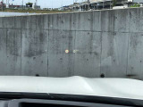 HUD: ヘッドアップディスプレイはドライバーが前方に集中できるよう、ナビや車速情報をフロントガラスに投影するシステムです。