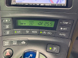 【オートエアコン】一度お好みの温度に設定すれば、車内の温度を検知し風量や温度を自動で調整。暑い&hellip;寒い&hellip;と何度もスイッチ操作をする必要はありません。快適な車内空間には必須の機能ですね♪