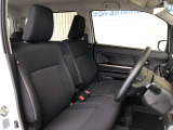 インテリア・シートカラーはブラック!ゆったり座れるフロントベンチシートです!運転席はシートヒーター付き!