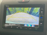 【バックカメラ】駐車時に後方がリアルタイム映像で確認できます。大型商業施設や立体駐車場での駐車時や、夜間のバック時に大活躍!運転スキルに関わらず、今や必須となった装備のひとつです!
