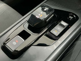 前後の動きだけで簡単に操作できる先進的なデザインの電制シフト。扱いやすく、手に馴染みやすい設計となっています。電子パーキング・オートブレーキホールド付き