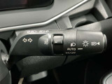 【オートライト】車のセンサーが周囲の明るさを感知し、自動でヘッドライトを点灯・消灯する機能です。この機能は夕暮れ時の交通事故が多い時間帯の安全性を高めてくれます。