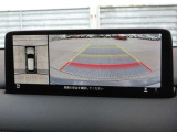 車両の前後左右にある4つのカメラを合成することで、まるでご自身のクルマを空から見ているような俯瞰での映像を映し出してくれます。バック時ももちろんのこと、前進時に視界の悪い交差点でも役に立ちますね。