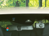 【ホンダセンシング】走行中に前方の車両等を認識し、衝突しそうな時は警報とブレーキで衝突回避と被害軽減をアシスト。より安全にドライブをお楽しみいただけます。