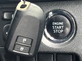 【スマートキー】カバンやポケットに入れたままでもドアの施錠・解錠が可能なスマートキーを装備。エンジンのオン・オフ時もカギを取り出す必要が無いからとっても便利です♪