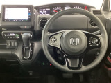 【ハンドル】運転にかかわる様々な操作を安全に行えるように視点移動が少なく操作性に配慮されたスイッチ類が凝縮されたコックピットです。