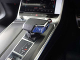 各モデルの情報がインプットされた専用テスターで過去の細かな不具合を確認し、モデルの各部位ごとに専用スペシャルツールを用いて整備します。