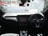 開放的で周囲が広く見渡せる運転席は車両の感覚がつかみやすくて安心安全です♪雨の日も視界良好、油膜や汚れの付着を防止するウィンドウ撥水の施工も承ります♪フロントガラスだけでなく、全ガラスに施工可能です☆