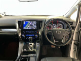 運転席周りのレイアウトをご覧ください。ナビゲーションが綺麗に装着されすっきり収まってますね!