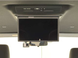 &rdquo;お子様がご機嫌斜めな時は後席モニターの出番!お気に入りのDVDを流せば渋滞や長距離移動もみんな快適♪もちろん、お子様だけでなく大人グループでお出かけの時にも◎後部座席に乗る人も退屈せずに過ごせます!