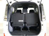 3列目シートは跳ね上げ式で折りたたみ可能です。キャンプ用品など大きな荷物もばっちり収納可能です!