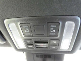 電動スライドドアのスイッチで車内からもスライドドアの開閉ができます。イージークローザー機能で半ドアになることも防止してくれます。