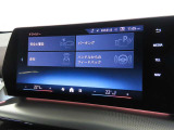 BMWカーブド・ディスプレイは、必要な情報をひと目で把握できるだけでなく、BMW iDriveの主要なインターフェイスとしてさまざまな機能の直観的な操作を可能にしています。