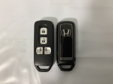 スマートキー付きですからドアロックの開閉およびエンジンスタートが楽々です。電動スライドドアの開け閉めもボタンで操作できます。スペアキーも同じものを用意しております。