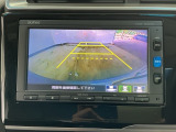 【バックカメラ】運転が苦手な方も車庫入れラクラクです!ギアをリバースに入れれば自動的に切り換わりますので、面倒な操作は不要です♪狭い駐車場もお車を傷つけず安心ですね!