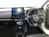 スタイリッシュなデザインのインパネ。各操作スイッチは使いやすい位置に配置されてます。