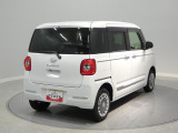【ナナメ右後】四角いボディ形状で車内の空間もしっかり確保。実用性の高さと洗練された雰囲気を兼ね備えた一台となっております。