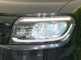 【LEDヘッドライト】悪天候や夜間走行時も良好な視界を確保し安心して運転できる高輝度LEDヘッドライトを装備!点灯速度が早く、消費電力も抑えられています。