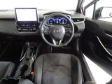 革巻きステアリングで快適な操作性の運転席です。
