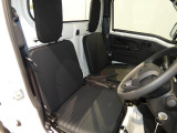 【運転席シート】農作業での泥汚れなどもサッと拭き取れる、お手入れが簡単なシートを採用しております。頻繁な乗り降りにも耐える丈夫な造りで、毎日の作業をしっかりと支えます。