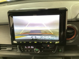 【バックカメラ】運転が苦手な方も車庫入れラクラクです!ギアをリバースに入れれば自動的に切り換わりますので、面倒な操作は不要です♪狭い駐車場もお車を傷つけず安心ですね!